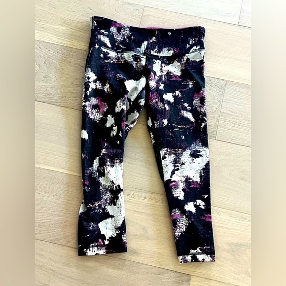 Lululemon capris size 8 - Picture 1 of 4